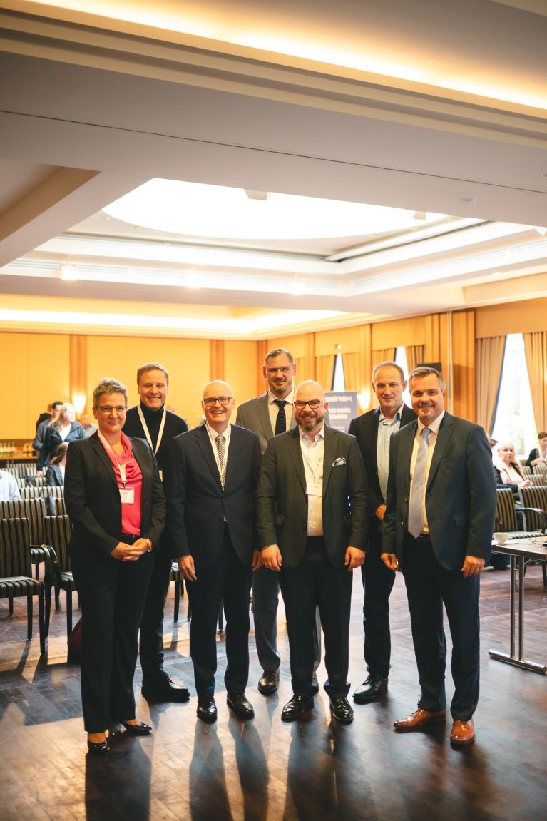 Die Referenten und der Gastgeber Die Referenten und der Gastgeber