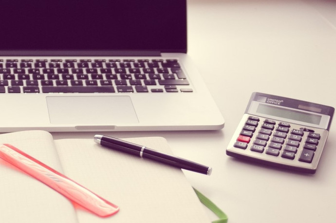 Notebook, Taschenrechner, Stift